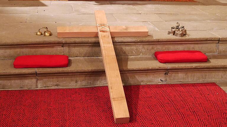 Das Kreuz in der Pfarrkirche in Hilpertshausen. Das Kreuz in der Pfarrkirche in Hilpertshausen.