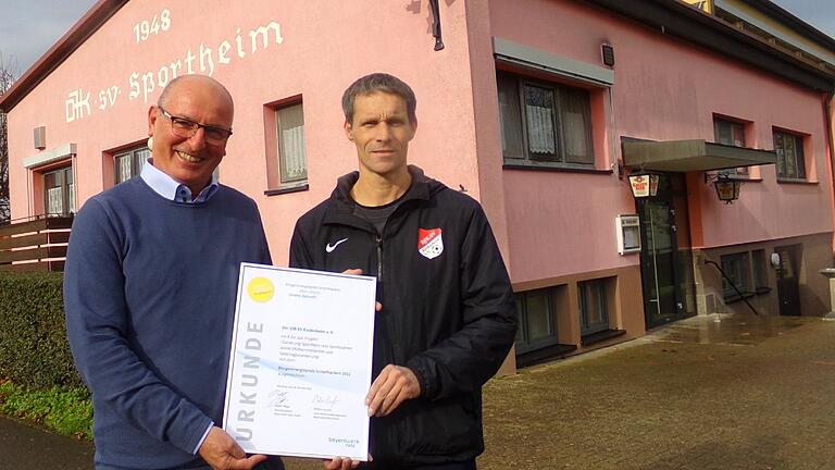 Vor dem Vereinsheim des SV Riedenheim präsentieren Peter Carl (l) und Stefan Mark die vom Bayernwerk verliehene Bürgerenergiepreis Urkunde. Vor dem Vereinsheim des SV Riedenheim präsentieren Peter Carl (l) und Stefan Mark die vom Bayernwerk verliehene Bürgerenergiepreis Urkunde.