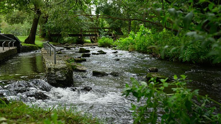 Der Spielplatz mit Kneippanlage an der Uferpromenade in Ostheim ist ein Idyll. Perfekter Ort zum Rasten. Der Spielplatz mit Kneippanlage an der Uferpromenade in Ostheim ist ein Idyll. Perfekter Ort zum Rasten.