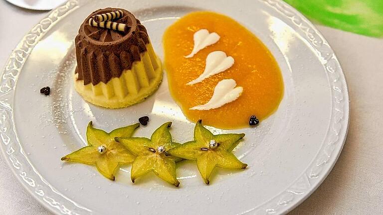 Nachtisch: Schwarz-weißes Schokoladenmousse mit Sternfrucht. Nachtisch: Schwarz-weißes Schokoladenmousse mit Sternfrucht.