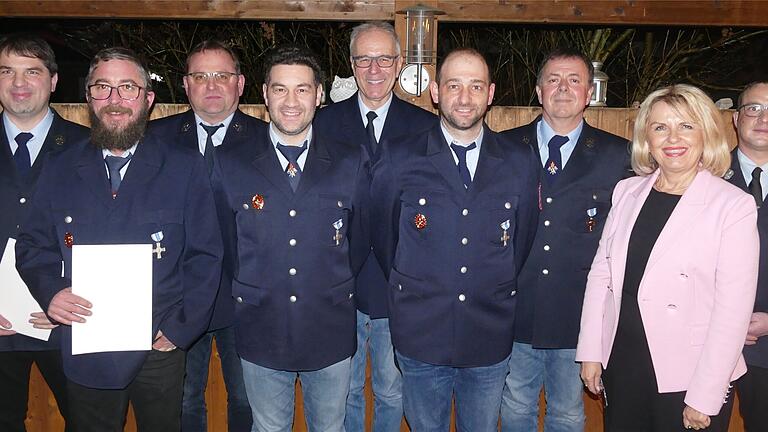 Ehrungen bei der Feuerwehr: (von links) Matthias Brückner, Volker Köller, Hans Schlegel, Andreas Ruß, Reinulf Stadtelmeyer, Christian Därr und Hans Bruder; die Ehrungen übernahmen Landrätin Tamara Bischof und Kreisbrandmeister Tobias Nahr.