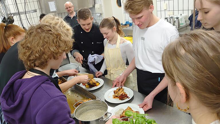 Beim Anrichten des selbst gekochten Menüs in der Küche des 'Letzten Hieb' mit Chef Dennis Imhof und im Hintergrund Küchenchef Thomas Heidl. Beim Anrichten des selbst gekochten Menüs in der Küche des 'Letzten Hieb' mit Chef Dennis Imhof und im Hintergrund Küchenchef Thomas Heidl.
