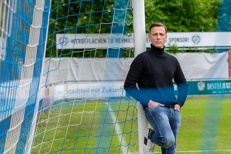 Maximilian Roos arbeitet in Fürth nach der Maxime, zwischen Spieler und Mensch zu unterscheiden. Maximilian Roos arbeitet in Fürth nach der Maxime, zwischen Spieler und Mensch zu unterscheiden.