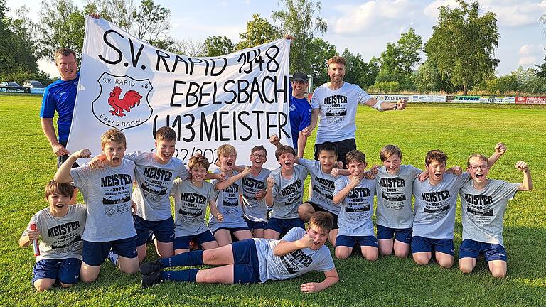 Unsere Meistermannschaft, hinten rechts: Trainer Thomas Link, von links Oskar Link, Elias Popp, Lukas Bischoff, Jakob Berger, Toni Link, Finn Pfister, Till Berger, Samuel Nguyen, Elyas Kaiser, Elias Eisenacher, Franz Rödelmeier, Jakob Andree,  vorne: Fabian Schöpplein, es fehlt: Co-Trainer Robert Lediger.