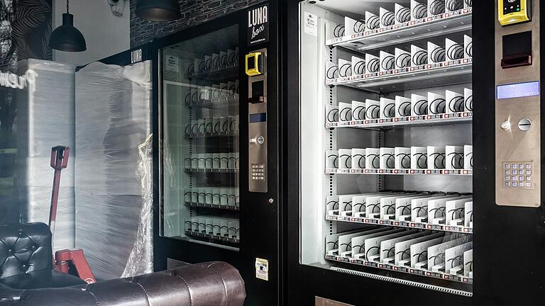 Im zukünftigen Automatenladen in Würzburg stehen bereits die ersten Automaten. Die Arbeiten zur Eröffnung laufen. Im zukünftigen Automatenladen in Würzburg stehen bereits die ersten Automaten. Die Arbeiten zur Eröffnung laufen.