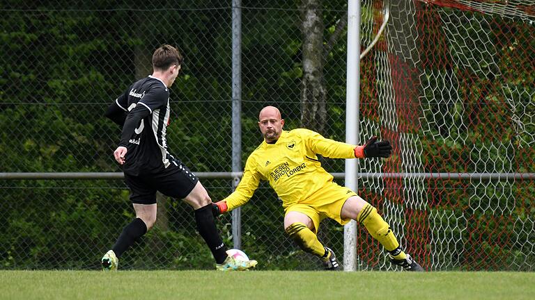 Überragend beim 1. FC Sand: Nachwuchsmann Lars Stussak (links) erzielte drei Treffer gegen die DJK Altbessingen und deren Torwart Daniel Lilienweiss.