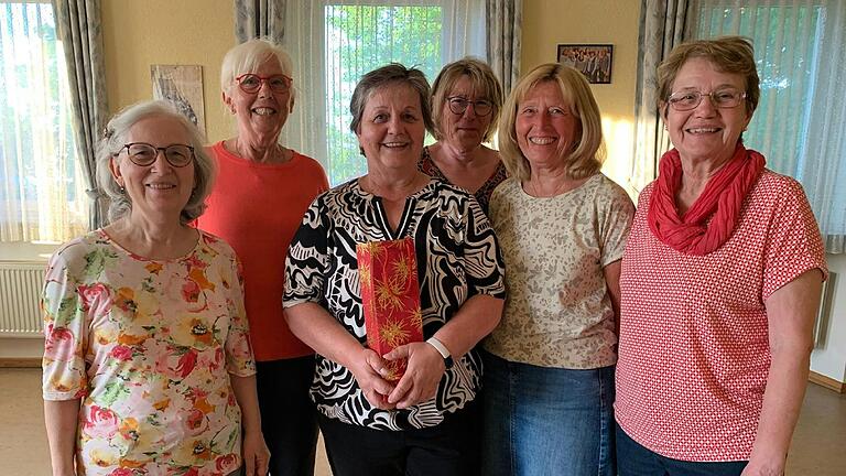 Präsentieren sich zum Abschlussfoto des Erlebnistanzes, der gemeinsam von der Volkshochschule Gerolzhofen und dem Frauenbund Gernach organisiert wurde. Mit dem achten Treffen ging der Erlebnistanz zu Ende.