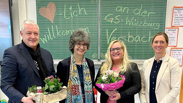 Schulamtsdirektor Ingo Matschullis und Konrektorin Monika Stickler freuen sich über Schulleiterin Silvia Leib. Rechts Bürgermeisterin Judith Roth-Jörg.