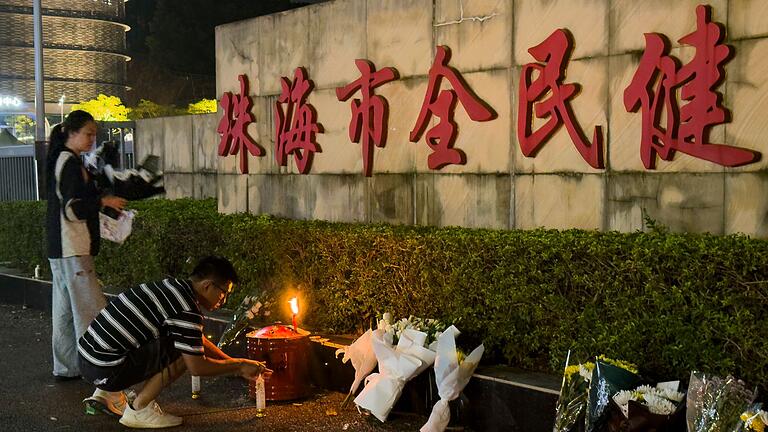 Autofahrer tötet mehrere Menschen in China - Die Amokfahrt in Zhuhai hatte 35 Menschen das Leben gekostet. (Archivbild) Autofahrer tötet mehrere Menschen in China - Die Amokfahrt in Zhuhai hatte 35 Menschen das Leben gekostet. (Archivbild)