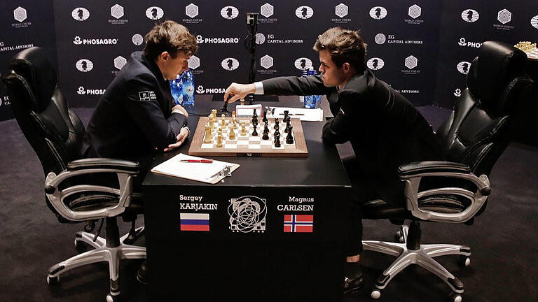 Schach-WM - Die neunte Partie der Schach-WM zwischen Sergej Karjakin und Magnus Carlsen endete wieder mit einem Remis. Foto: Peter Foley Schach-WM - Die neunte Partie der Schach-WM zwischen Sergej Karjakin und Magnus Carlsen endete wieder mit einem Remis. Foto: Peter Foley