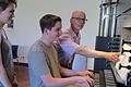 Anna Jakob, Jakob Keller und Regionalkantor Rainer Aberle beim Üben an der Orgel im Regionalzentrum für Kirchenmusik.