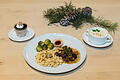 Das Weihnachtsmenü der Hauswirtschaftsschule in Bischofsheim: Sellerie-Apfelsuppe, Rhöner Rehragout mit Dörrobst, Nussspätzle und Rosenkohl sowie Spekulatiusmousse mit Holunderspiegel.
