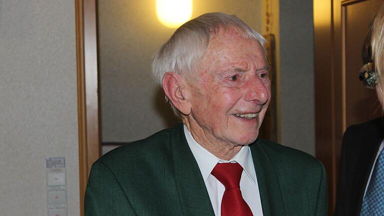 Langanhaltenden Beifall gab es bei der Jahreshauptversammlung des Großlangheimer Gesangvereins für Georg Rauh, der seit 70 Jahren im Männerchor singt Langanhaltenden Beifall gab es bei der Jahreshauptversammlung des Großlangheimer Gesangvereins für Georg Rauh, der seit 70 Jahren im Männerchor singt