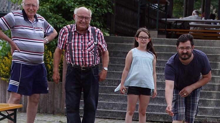 Symbolisch für die Neuausrichtung des TSV Oberschleichach steht die Bocciabahn, die beim Sommerfest am Samstag erstmals bespielt wurde. Immer donnerstags gibt es am Sportgelände jetzt Angebote für Kinder und Ältere und einmal im Monat öffnet das &bdquo;Café Anpfiff&rdquo;.