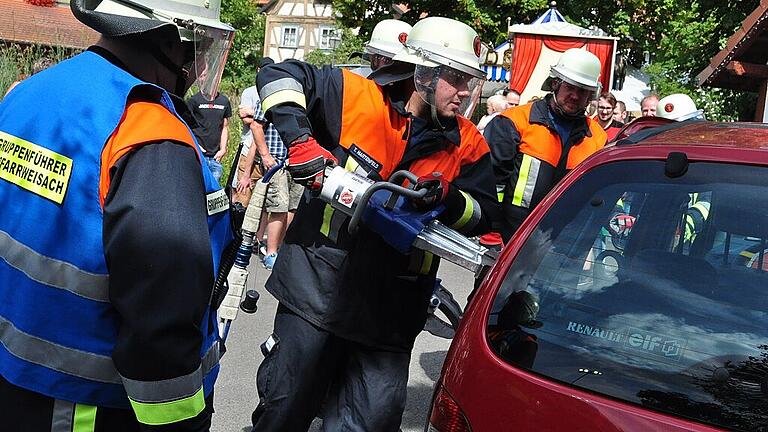 Bei einer Schauübung in Technischer Hilfeleistung (THL) demonstrierte die Stützpunktfeuerwehr Pfarrweisach, wie ein Unfallauto mit Spreizer und Schere aufgeschnitten wird.