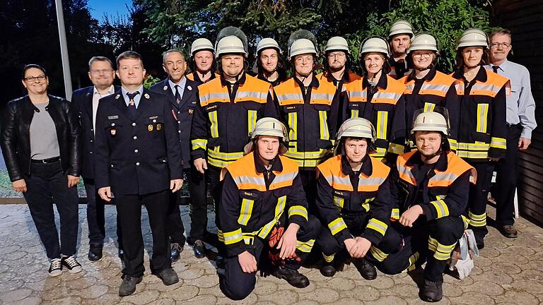 Die erfolgreichen Feuerwehrfrauen und Männer aus Reupelsdorf. Sie alle haben die Leistungsprüfung mit Bravour bestanden. (hinten v.l.) Annette Weiß, Werner Knaier, Mario Manfrini (KBM), Christian Aschermann (KBM) , Oliver Kreis, Christian Poslawski, Sebastian Meier, Jakob Lindner, Johannes Czeschka, Annabelle Holzberger, Martin Bader, Hannah Czeschka, Hanna Brendler, Martin Ebert (KBM) (vorne v.l.) Florian Kreis, Simon Kreis, Daniel Czeschka