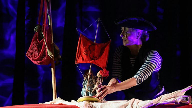 Die wilde Berta befreit Molly und setzt die Piratenbande fest. Die wilde Berta befreit Molly und setzt die Piratenbande fest.