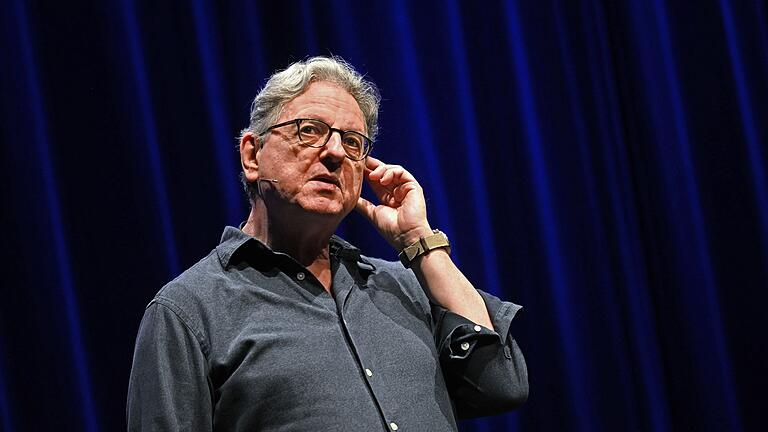 Kabarettist Günter Grünwald - Günter Grünwald im ausverkauften Festsaal des Ingolstädter Stadttheaters bei seinem zumindest vorerst letzten Bühnenauftritt. Kabarettist Günter Grünwald - Günter Grünwald im ausverkauften Festsaal des Ingolstädter Stadttheaters bei seinem zumindest vorerst letzten Bühnenauftritt.