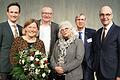 Feierliche Verabschiedung am Berufsschulzentrum (von links): Landrat Florian Töpper, Heidrun Görtler mit Ehepartner Joachim Sagstetter, Sorya Lippert als Zweite Schweinfurter Bürgermeisterin, Michael Bissert, Präsident der Handwerkskammer Unterfranken, sowie Jochen Lange, Vizepräsident der Regierung von Unterfranken.