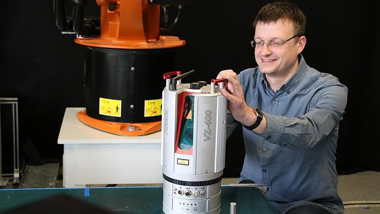 Professor Andreas Nüchter im Labor der Würzburger Robotik- und Telematik-Experten mit einem 3D-Scanner. Geräte mit der gleichen Technik setzt er in VW-Werken ein. Professor Andreas Nüchter im Labor der Würzburger Robotik- und Telematik-Experten mit einem 3D-Scanner. Geräte mit der gleichen Technik setzt er in VW-Werken ein.
