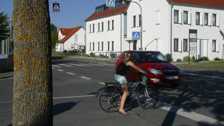 Gefährliche Begegnungen zwischen Rad- und Autoverkehr gibt es in Iphofen nicht nur an der Kreuzung des Ärztehauses. Gefährliche Begegnungen zwischen Rad- und Autoverkehr gibt es in Iphofen nicht nur an der Kreuzung des Ärztehauses.