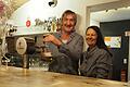 Das Wirtspaar Richard und Alice Diel hinter dem neuen Tresen in ihrer Kellerwirtschaft.