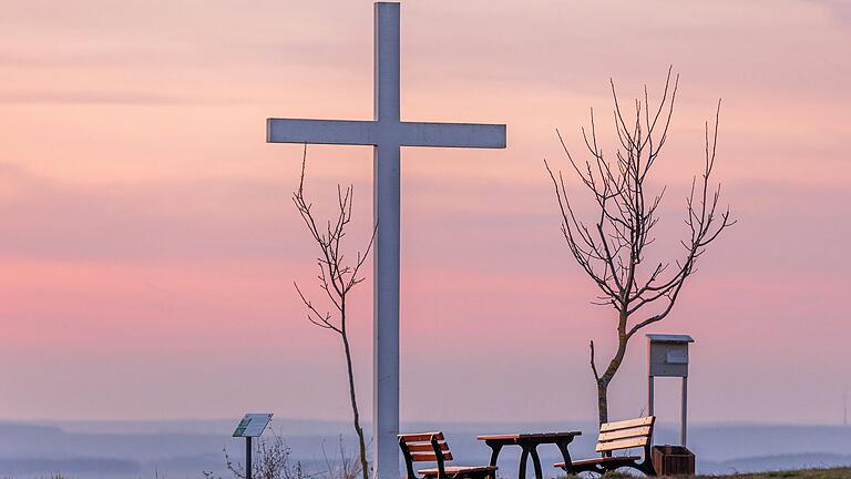 Der Aussichtspunkt Weißes Kreuz auf der Traumrunde Prichsenstadt im Landkreis Kitzing bietet eine weite Sicht über die Weinberge ins Maintal. Der Aussichtspunkt Weißes Kreuz auf der Traumrunde Prichsenstadt im Landkreis Kitzing bietet eine weite Sicht über die Weinberge ins Maintal.