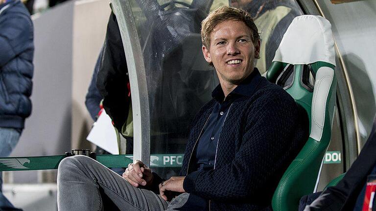 Noch optimistisch       -  Hoffenheims Trainer Julian Nagelsmann verfolgt von der Bank das Spiel in Rasgrad.