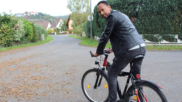 Regassa Shiferaw Dissasa fährt jeden Morgen mit dem Rad von Volkers nach Bad Brückenau in das Seniorenheim Sinntal. Foto: Julia Raab       -  Regassa Shiferaw Dissasa fährt jeden Morgen mit dem Rad von Volkers nach Bad Brückenau in das Seniorenheim Sinntal. Foto: Julia Raab
