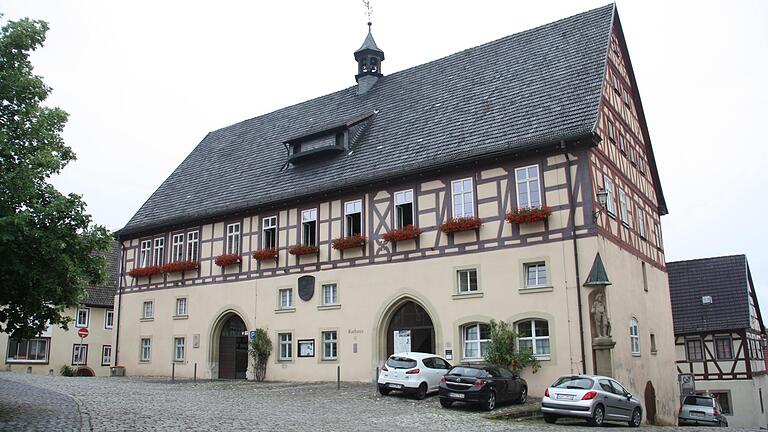 Wer zieht nach der Wahl am 15. März ins Königsberger Rathaus ein? Der amtierende Bürgermeister stellt sich zur Wiederwahl, doch es gibt einen Herausforderer. Wer zieht nach der Wahl am 15. März ins Königsberger Rathaus ein? Der amtierende Bürgermeister stellt sich zur Wiederwahl, doch es gibt einen Herausforderer.