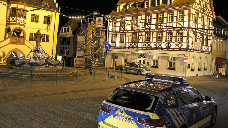 Prävention ist alles: Schon vor 18 Uhr überwachten am Donnerstagabend zwei Streifenwagen das Geschehen auf dem Volkacher Marktplatz, der menschenleer blieb. Prävention ist alles: Schon vor 18 Uhr überwachten am Donnerstagabend zwei Streifenwagen das Geschehen auf dem Volkacher Marktplatz, der menschenleer blieb.