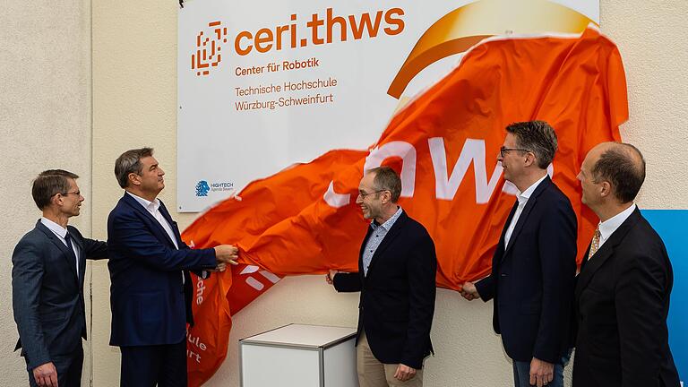 Jetzt offiziell das 'CERI': Bei der Eröffnung des Robotik-Centers (von links) Schweinfurts OB Sebastian Remelé, Ministerpräsident Markus Söder, CERI-Leiter Prof. Tobias Kaupp, Wissenschaftsminister Markus Blume und THWS-Präsident Robert Grebner.