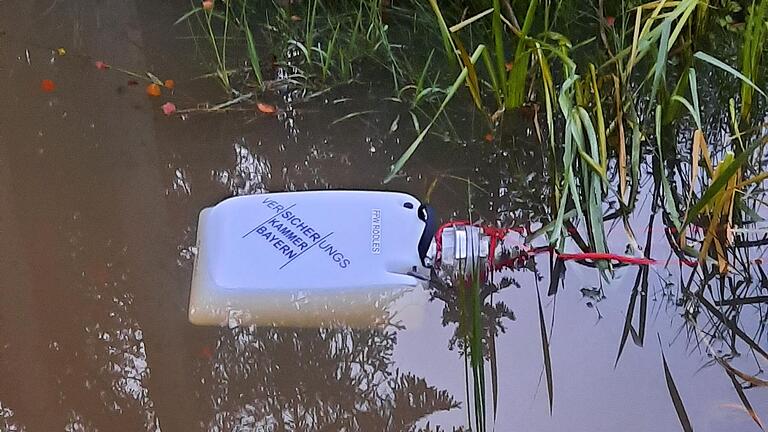 Der Schwimmsauger im praktischen Einsatz. Der Schwimmsauger im praktischen Einsatz.