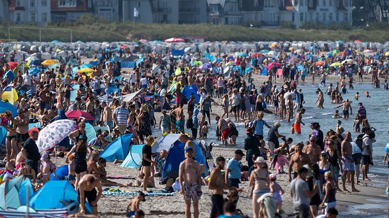 Sommerwetter an der Ostsee       -  Volle Hotels, volle Strände: Deutschland-Tourismus wächst.