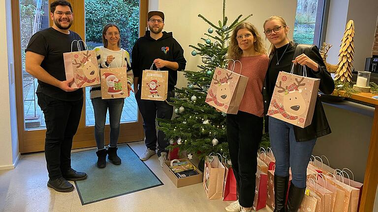 Mitarbeiterinnen und Mitarbeiter von eology und dem Verein Lighthouse e.V. (von links): Dennis Lelencz, Timo Fetzner, Nicole Kohl, Verena Stöckinger, Lina Van Hoeke.