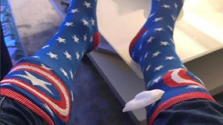 Beweisfoto: Moderator Frank Buschmann mit den Flügelsocken, die ihm Hines zuvor in der Sendung schenkte.