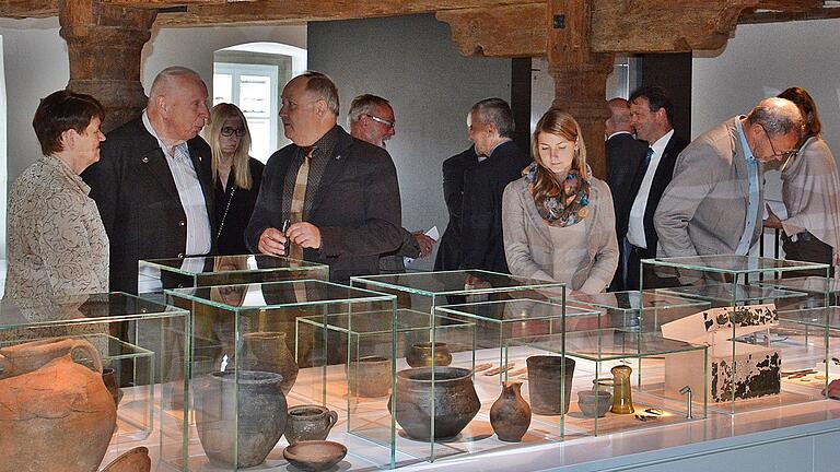 Völlig neu konzipiert ist die archäologische Ausstellung in den Museen Schranne in Bad Königshofen. Auf zwei Stockwerken werden die zahlreichen Exponate präsentiert.