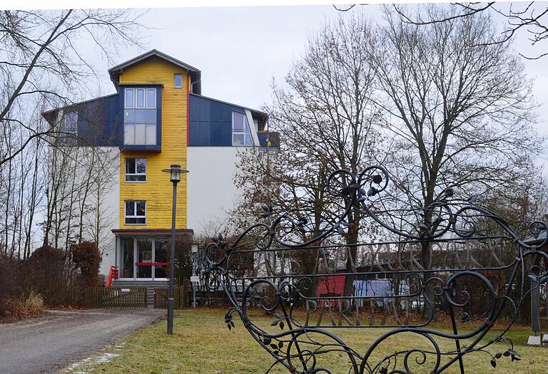 Das Haus am Kurpark in Bad Königshofen. Wegen der Coronakrise muss mindestens ein Kurdurchlauf ausgesetzt werden. Das Haus am Kurpark in Bad Königshofen. Wegen der Coronakrise muss mindestens ein Kurdurchlauf ausgesetzt werden.