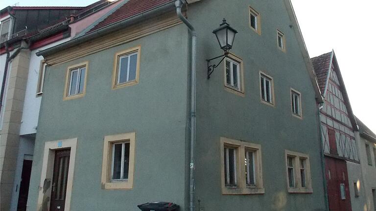Die Fördermittel für die Umgestaltung des Hauses am Marktplatz 1 in Markt Einersheim sind eingegangen. Die Fördermittel für die Umgestaltung des Hauses am Marktplatz 1 in Markt Einersheim sind eingegangen.