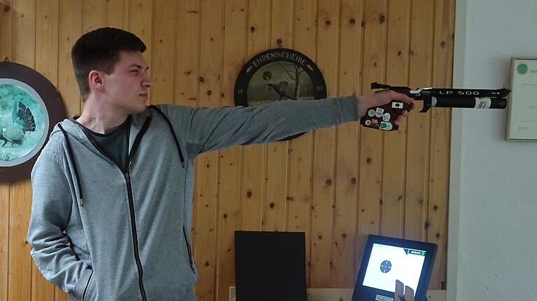 Tobias Meyer gibt im Rimparer Schützenhaus einen Probeschuss mit der Luftpistole ab. Tobias Meyer gibt im Rimparer Schützenhaus einen Probeschuss mit der Luftpistole ab.