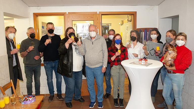 Ein Glas auf den scheidenden 'Chef' Gerd Menche (Mitte) durch Mitarbeiter des Tierheim, Vereinsmitglieder des Tierschutzvereins und Kitzingens OB Stefan Güntner (links). Ein Glas auf den scheidenden 'Chef' Gerd Menche (Mitte) durch Mitarbeiter des Tierheim, Vereinsmitglieder des Tierschutzvereins und Kitzingens OB Stefan Güntner (links).