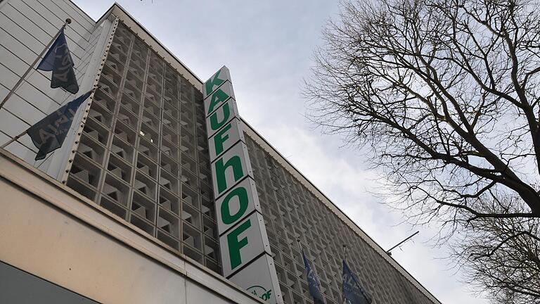 Der Stadtrat hat eine Vorkaufsrechtsatzung beschlossen, die ihm Einfluss auf die Nutzung gibt, wenn markante Objekte wie die Galeria-Kaufhof-Filiale in Schweinfurt verkauft werden sollten.
