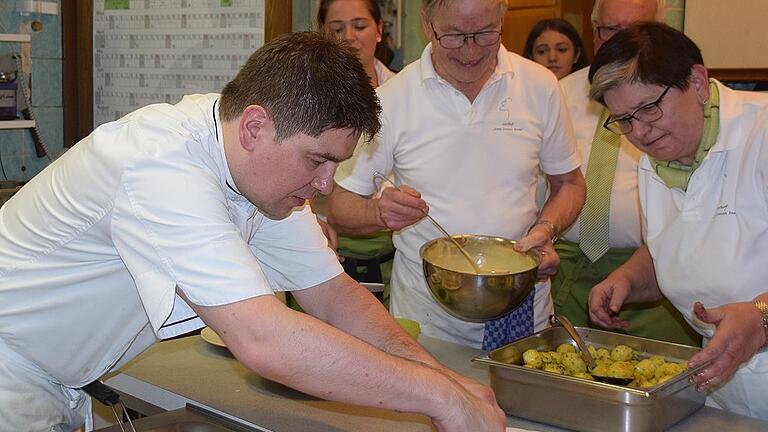 Dass Bier sehr wohl zum Spargel passt, das bewies Markus Friedel (im Vordergrund) im Gasthof Zum Grünen Baum in Frammersbach.