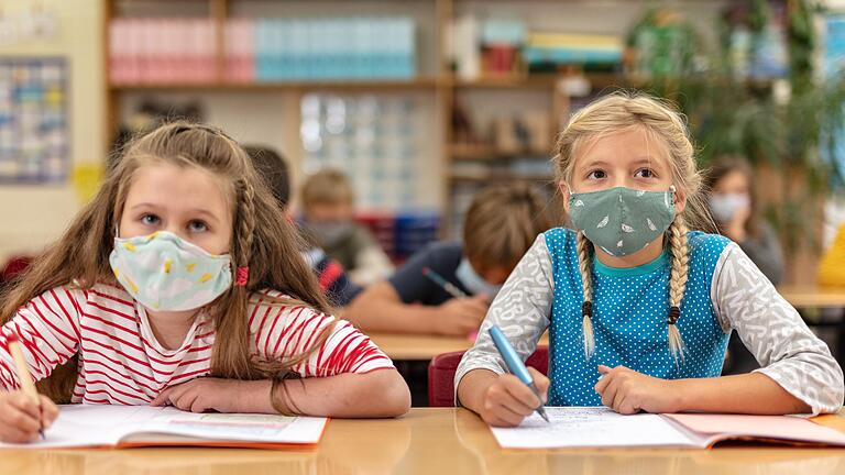 Wie geht es weiter mit der Schule in Corona-Zeiten? Auch nach einem 'Schulgipfel' bei Ministerpräsident Söder blieben viele Fragen offen. Wie geht es weiter mit der Schule in Corona-Zeiten? Auch nach einem 'Schulgipfel' bei Ministerpräsident Söder blieben viele Fragen offen.