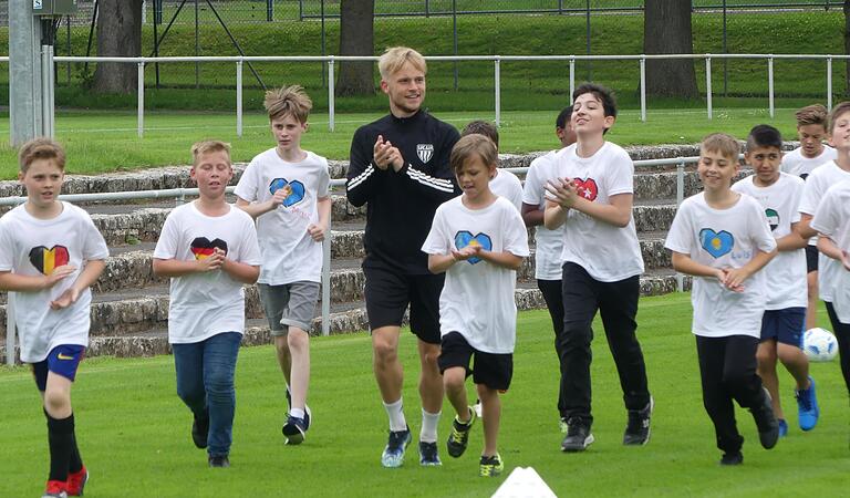 Viele Farben, ein Team: Die Wilhelm-Sattler-Realschule absolvierte als 'Schule ohne Rassismus' ein Trainingsspiel beim FC 05. Viele Farben, ein Team: Die Wilhelm-Sattler-Realschule absolvierte als 'Schule ohne Rassismus' ein Trainingsspiel beim FC 05.