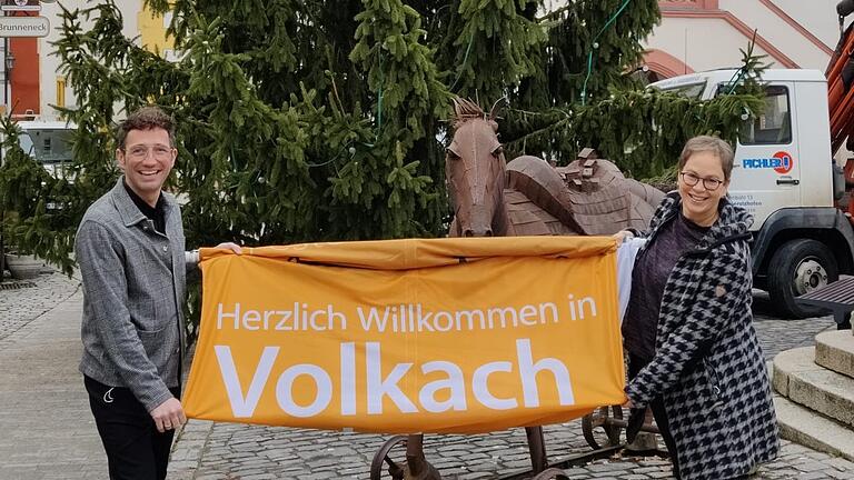 Die beiden Vereine, Gewerbeverband Volkach und Tourismusverein Volkacher Mainschleife, agieren künftig in einem Marketingverein. Im Bild die bisherige stellvertretende Vorsitzende des Gewerbeverbandes Volkach, Tatjana Hart, und den Vorsitzenden des Tourismusvereins Marco Maiberger. Die beiden Vereine, Gewerbeverband Volkach und Tourismusverein Volkacher Mainschleife, agieren künftig in einem Marketingverein. Im Bild die bisherige stellvertretende Vorsitzende des Gewerbeverbandes Volkach, Tatjana Hart, und den Vorsitzenden des Tourismusvereins Marco Maiberger.