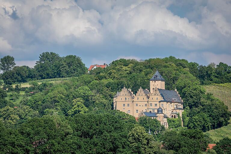 Auch das bietet die Tour: einen Blick zum Schloss Mainberg. Wandern auf dem 'Kleinen Auenwald-Achter' in Schweinfurt. Auch das bietet die Tour: einen Blick zum Schloss Mainberg. Wandern auf dem 'Kleinen Auenwald-Achter' in Schweinfurt.