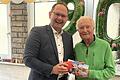 Der Mühlbacher Heinz Schubart wurde 90 Jahre alt. Der Karlstadter Bürgermeister Michael Hombach (links) gratuliert dem fitten Jubilar.
