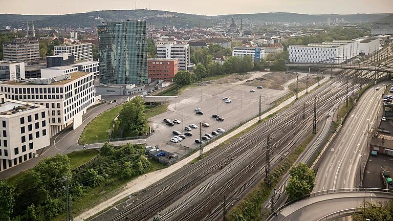 Das Areal der künftigen Multifunktionsarena. Deutlich zu sehen ist das grüne Band der Pleichach, das links daran vorbeiführt. Das Areal der künftigen Multifunktionsarena. Deutlich zu sehen ist das grüne Band der Pleichach, das links daran vorbeiführt.