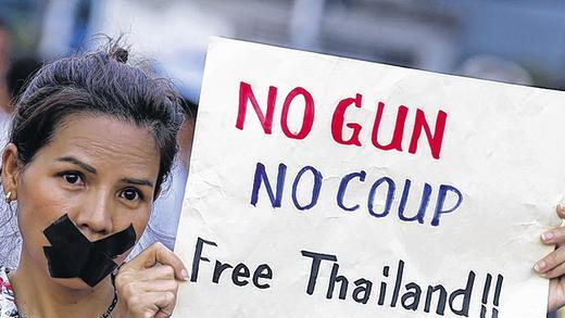 Widerstand in Thailand: Nach der Übernahme der Macht durch die Armee gibt es erste Proteste.